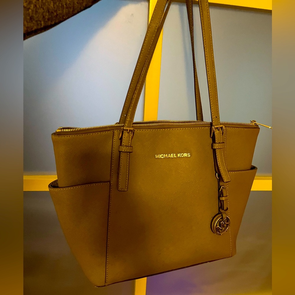 Very versatile, great condition. Organizational compartments, high durability!